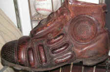 UmpireShoeLeft.JPG (78697 bytes)