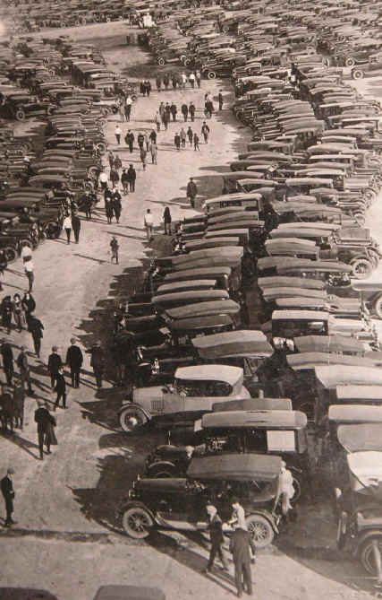 3PanoParkingLot_900x1200.jpg (272914 bytes)