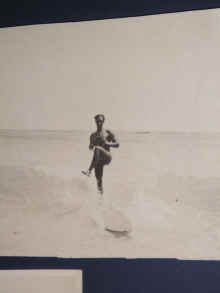 DukeOnOneLeg.JPG (91789 bytes)